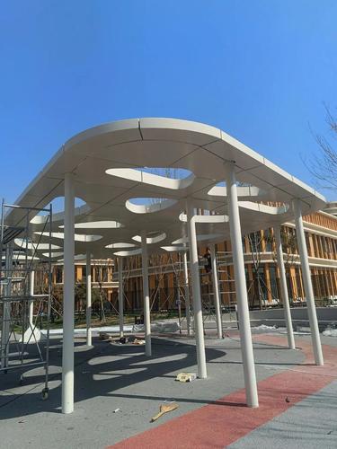 2026年怎么选冲孔铝单板源头厂家?记住这几点不走弯路