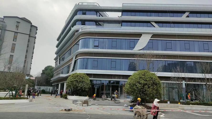 铝幕墙选铝单板看哪几个关键参数 怎么判断弯弧工艺好不好