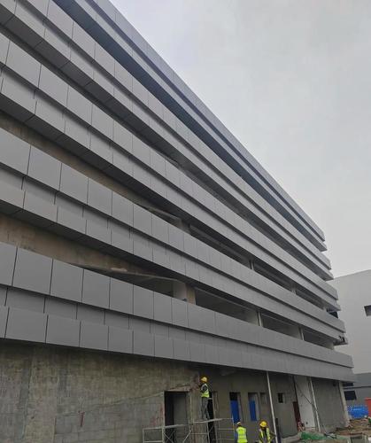 冲孔铝单板幕墙核心优势与绿色应用全面解读