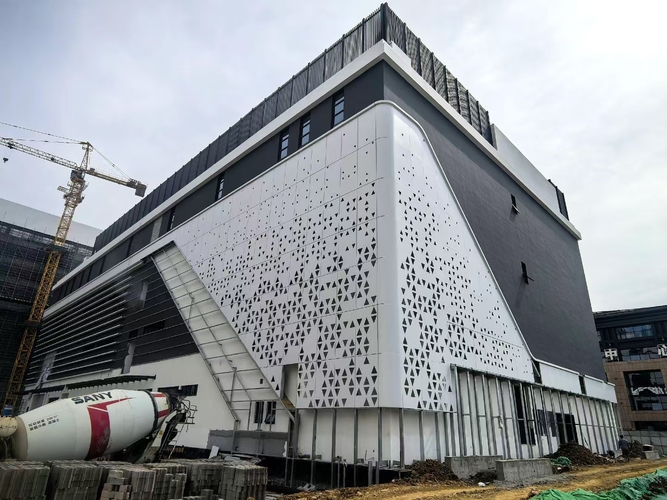 外墙氟碳铝单板怎么选？2026年最新选购指南与施工要点