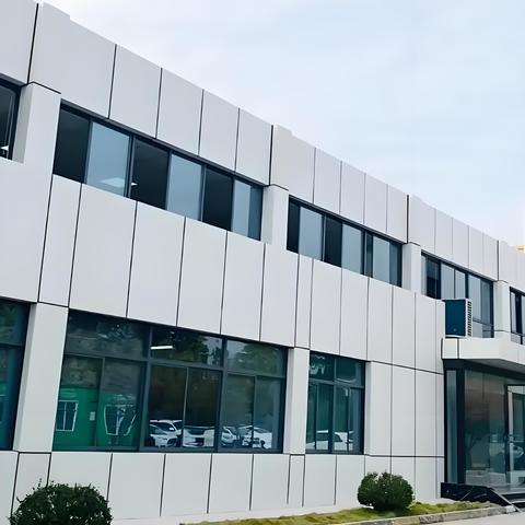 冲孔铝单板外墙：4月行业论坛与5月新规下的幕墙选材指南